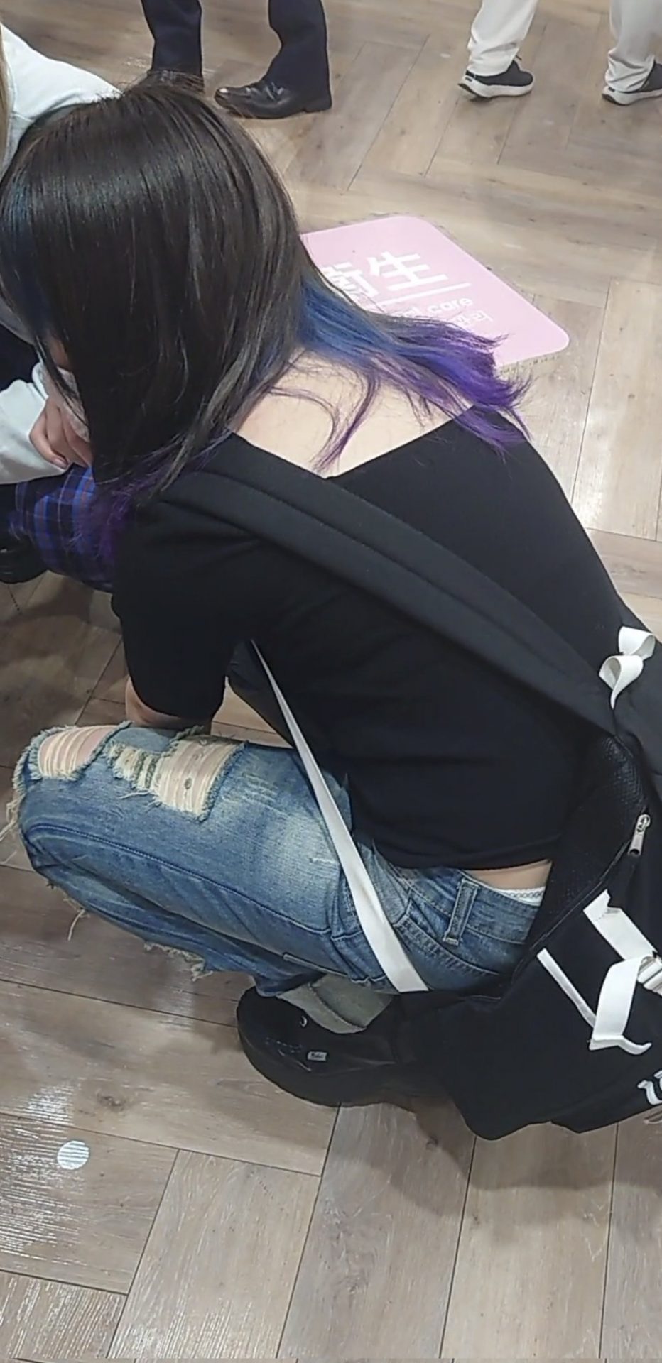 可愛い女の子の腰ちらパンツ盗撮画像集!気付かぬうちに撮られた恥ずかしいハミちらの瞬間( ^ω^ )