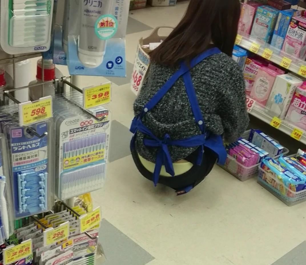 JD・店員・人妻など可愛いお姉さんの腰からはみ出たパンツ盗撮( ^ω^ )エッチな下着がチラ見え!