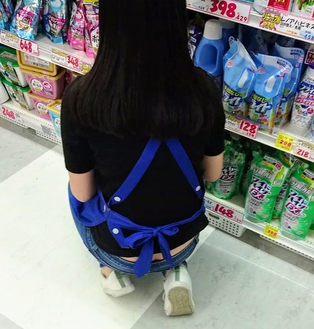 JD・店員・人妻など可愛いお姉さんの腰からはみ出たパンツ盗撮( ^ω^ )エッチな下着がチラ見え!