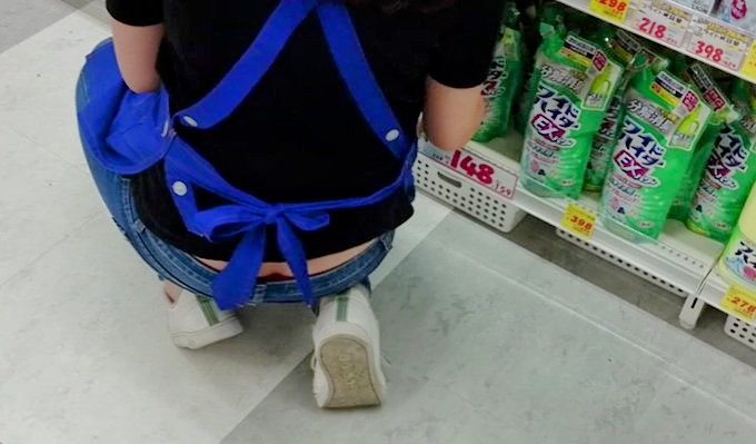 JD・店員・人妻など可愛いお姉さんの腰からはみ出たパンツ盗撮( ^ω^ )エッチな下着がチラ見え!